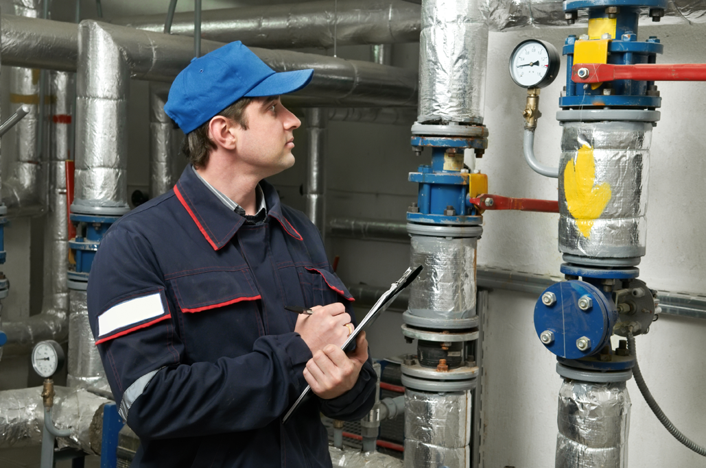 Equipo de mantenimiento profesional usando CheckMant